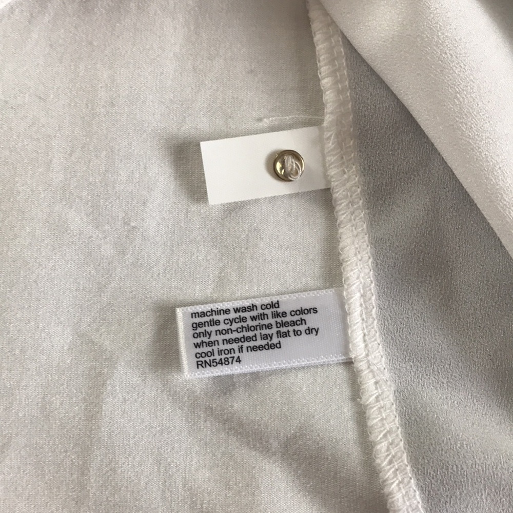 The Limited sleeveless white blouse with pleated front detail size Small - Picture 3 of 3